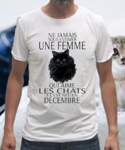 Black Cat Ne Jamais sous estimer Une Femme qui aime les chats et est nee en Decembre T-Shirt