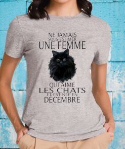 Black Cat Ne Jamais sous estimer Une Femme qui aime les chats et est nee en Decembre T-Shirts