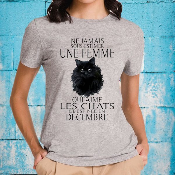 Black Cat Ne Jamais sous estimer Une Femme qui aime les chats et est nee en Decembre T-Shirts