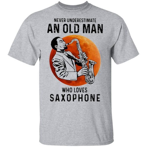 Never underestimate an old man who loves saxophone T-Shirt
