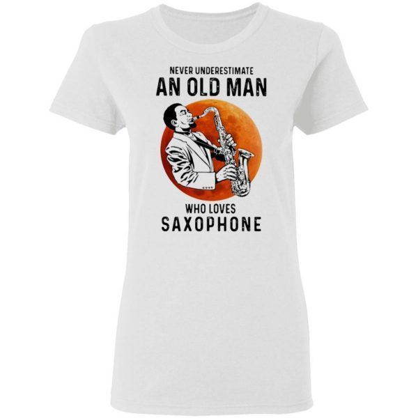 Never underestimate an old man who loves saxophone T-Shirt
