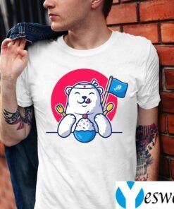 Cute polar bear eating ice cream T-Shirt