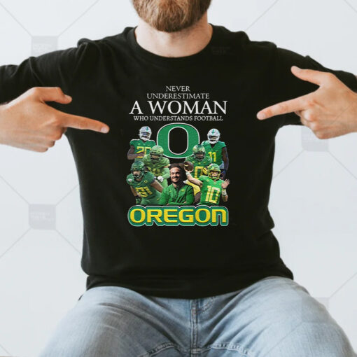 Never Underestimate A Woman Who Understands Football Oregon Ducks Unisex T-Shirt